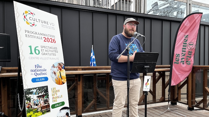 Erwann Boulanger parle au micro durant le dévoilement de programmation estivale de la Ville de Val-d'Or.