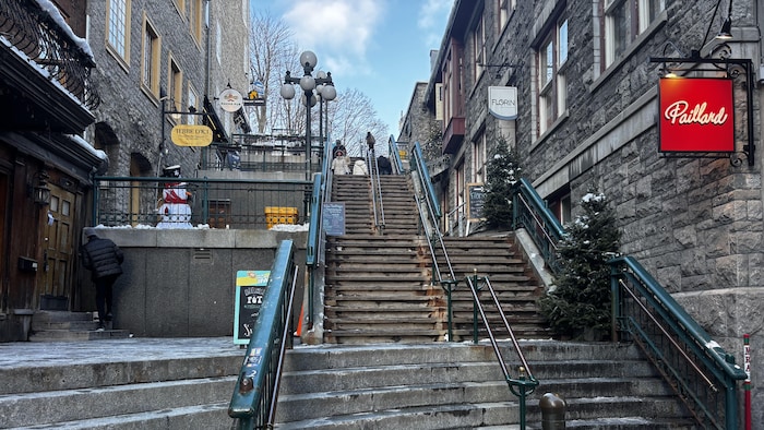 Un escalier dans le Vieux-Québec l'hiver
