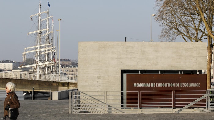 Le mémorial a été construit près du site où étaient livrés les esclaves au port de Nantes.