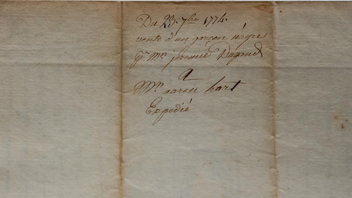 Un acte de vente qui prouve l'achat d'un jeune garçon afrodescendant en 1774.