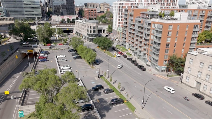 Image d'un drone qui survole un stationnement.