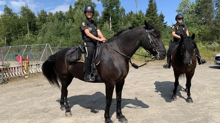Deux policières de la SQ à cheval.