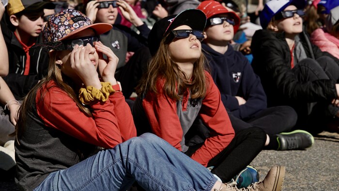 L'école Marie-Immaculée est restée ouverte pour l'occasion et les élèves se sont réunis dehors pour regarder l'éclipse.          