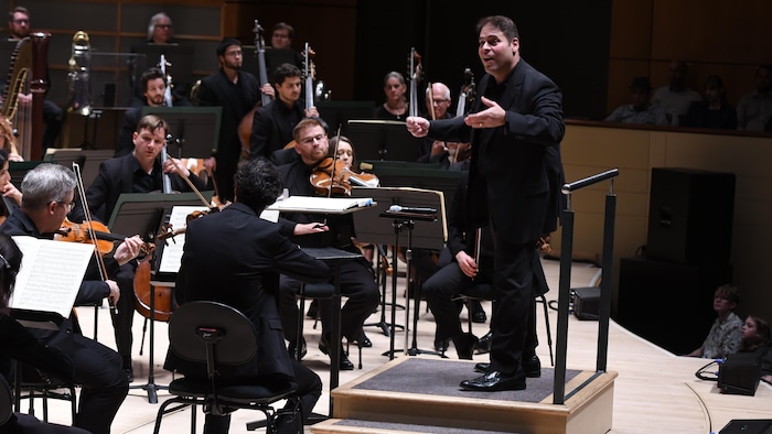Jean-Marie Zeitouni dirige les musiciens de l'Orchestre symphonique d'Edmonton sur la scène du centre Winspear.
