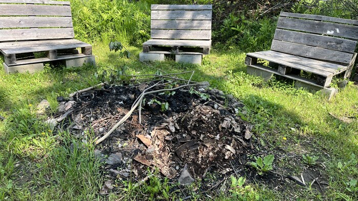 Un espace feu par terre, avec des bancs autour.