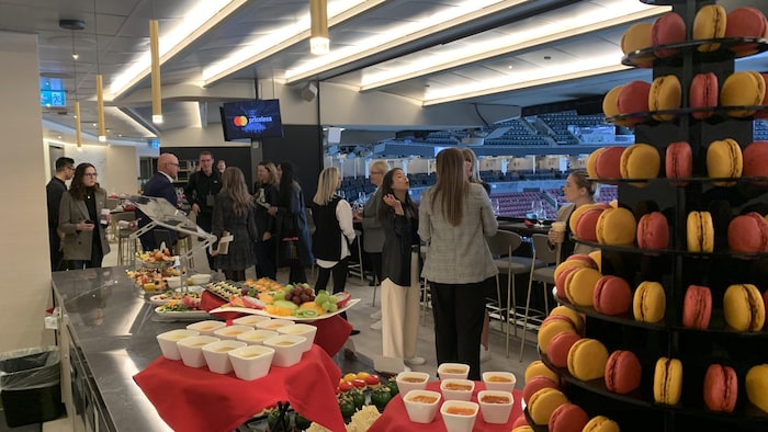 Un buffet dans un espace de réception, ouverte sur le parquet de l'arena Banque Scotia.