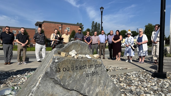 Des personnes rassemblées à l'extérieur.