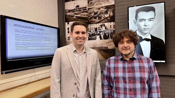 Dany Mercier et Claude Boutet posent dans le nouvel Espace souvenirs.