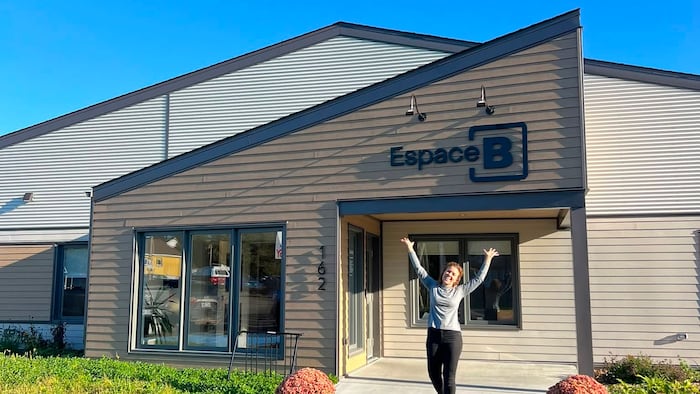 Portrait de Cristelle Arsenault devant le bâtiment d'Espace B.