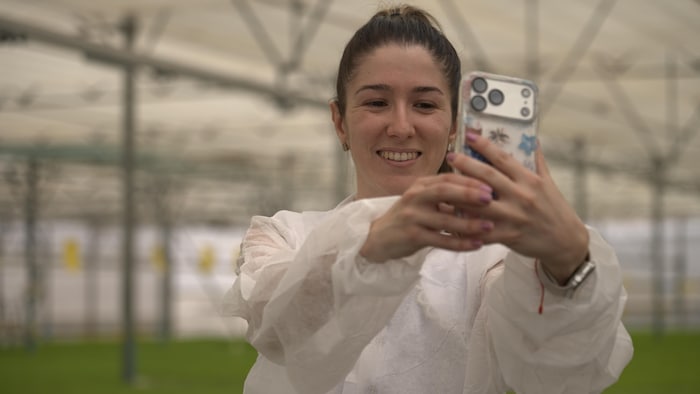 Lucia Morales Perez se film avec son téléphone intelligent dans une serre.
