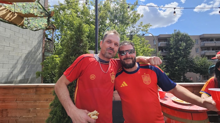 Deux hommes habillés aux couleurs de l'Espagne.