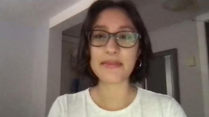Une jeune femme, Eloisa Cervantes, étudiante à la maîtrise à Université Victoria, regarde la caméra. Elle en a fait l'expérience et aujourd'hui elle s'intéresse aux défis de "bien parler espagnol" tout en vivant au Canada.