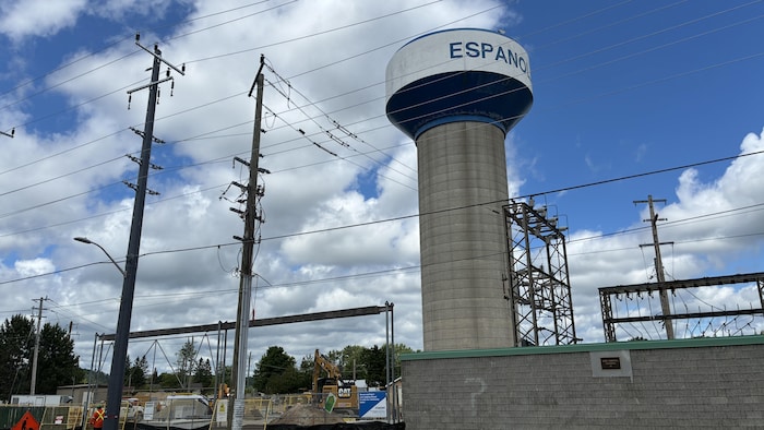 Le château d'eau d'Espanola devant un chantier de construction. 