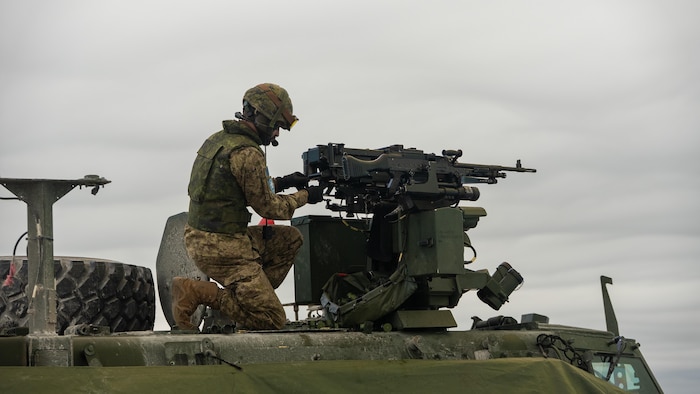 Un soldat manipulant une arme de combat.
