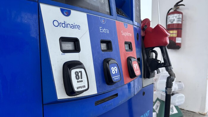 Le prix de différents types d'essence à la pompe dans une station-service. 