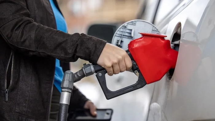 汽油价格上涨导致人们上班的通勤成本增加。