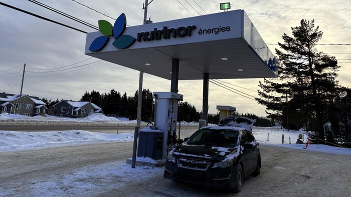 Une station-service en hiver.