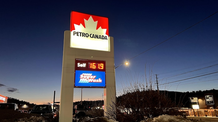 Une pancarte d'une station Petro-Canada, qui affiche le prix du carburant ordinaire à 1 dollar et 61,9 cents.