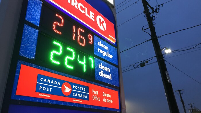 Une affiche qui montre un prix de 2,16 $ le litre d'essence.