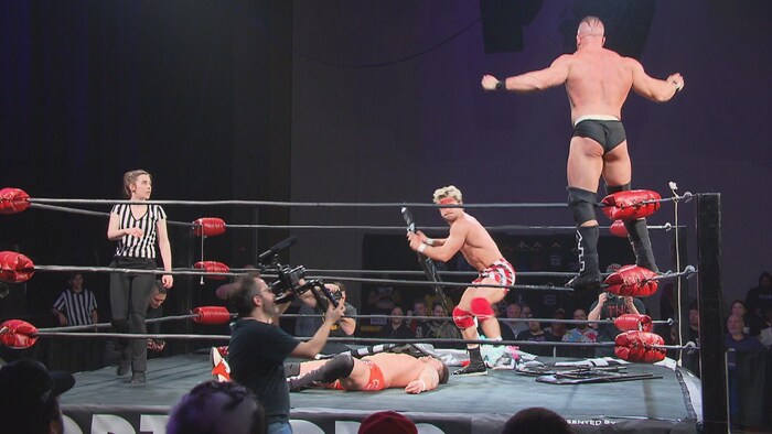 Les lutteurs Marko Estrada (Québec), Channing Decker (Toronto) et Dick Durning (Saint-Jean, N.-B.) se sont affronté dans un match à trois titanesque en fin de soirée.
