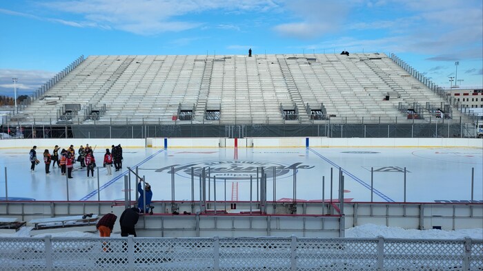 Des gradins près d'une patinoire.