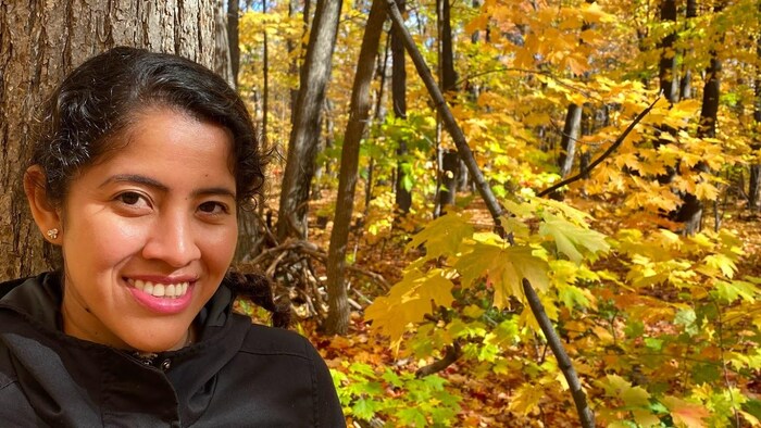 Camila Salomé Carrillo Gonzalez est arrivée de l'Équateur dans la province du Québec en 2018 avec sa mère et son beau-père canadien. En Équateur, elle étudiait la médecine et n'aimait pas ça. C'est là qu'elle a trouvé sa nouvelle voie. 