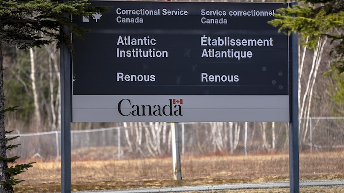 L'enseigne de l'Établissement de l'Atlantique, portant le logo du gouvernement du Canada et identifiant le Service correctionnel du Canada.