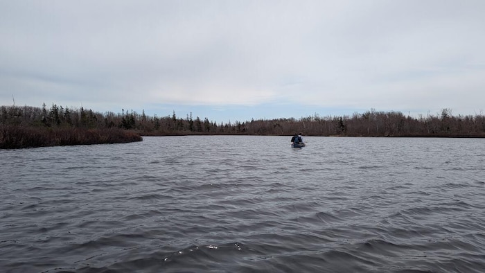 Deux personnes sur un canot sur l'étang de Point DeRoche