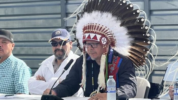 Le grand chef d'Anishininew Okimawin, Alex McDougall, portant une coiffe traditionnelle autochtone.