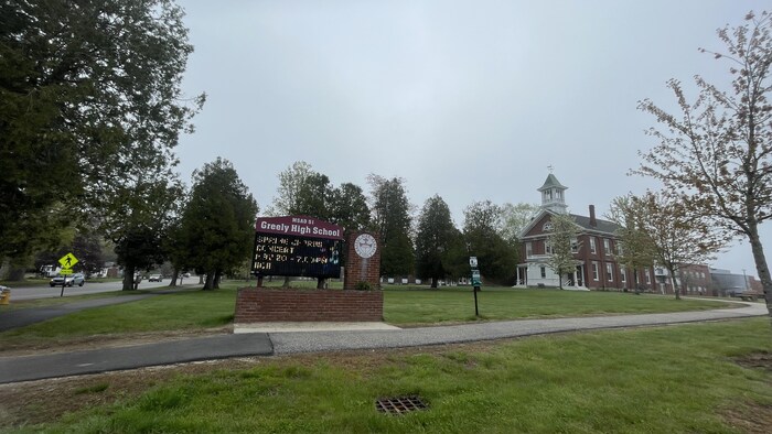 Vue extérieure du campus de l'école.