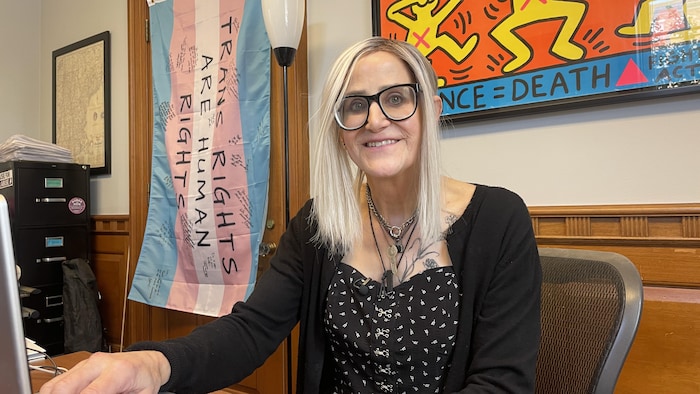 Gia Drew dans le local de l'organisme EqualityMaine.