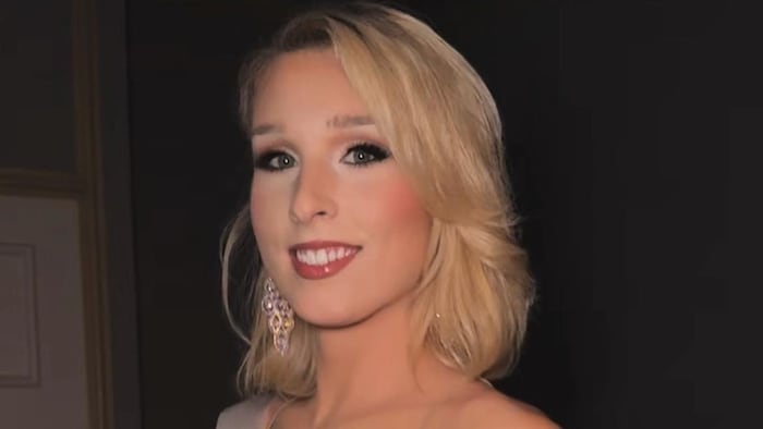 Isabelle en tenue de soirée.