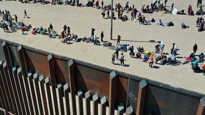 Une image aérienne montre des migrants attendant de se rendre aux agents de la patrouille frontalière pour le traitement des demandes d'immigration et d'asile.