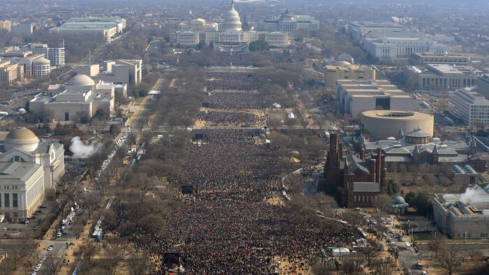 Une immense foule est réunie sur le National Mall à Washington.
