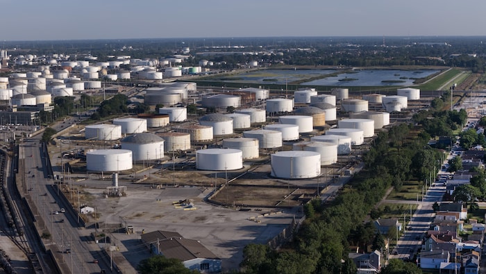 Une vue aérienne montre les réservoirs de stockage de l'immense raffinerie BP, le 8 septembre 2026 à Whiting, dans l'Indiana.
