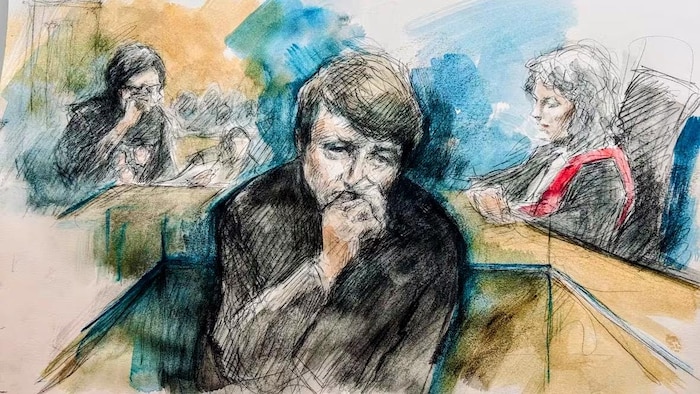 Croquis d’Ethan Lehouillier s’essuyant les yeux en écoutant les déclarations des victimes.