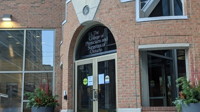 Un édifice au centre-ville de Toronto.