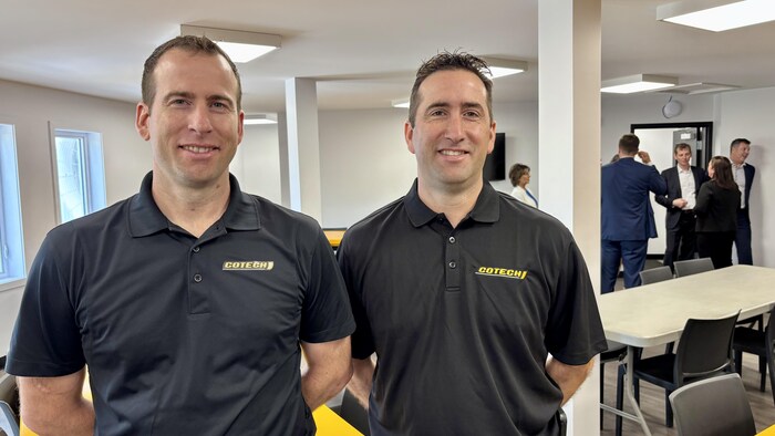 Les deux copropriétaires de l'entreprise Cotech sourient à la caméra