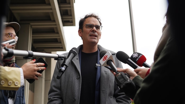 Etienne Grandmont en mêlée de presse.