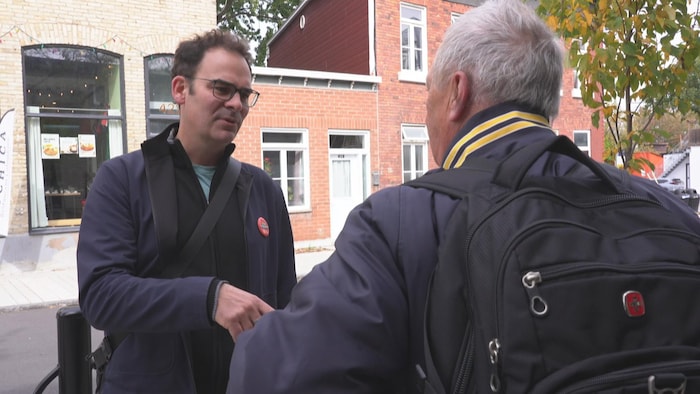 Étienne Grandmont en discussion avec un électeur.