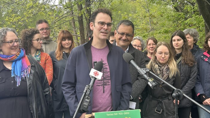 Étienne Grandmont s'adresse aux médias.