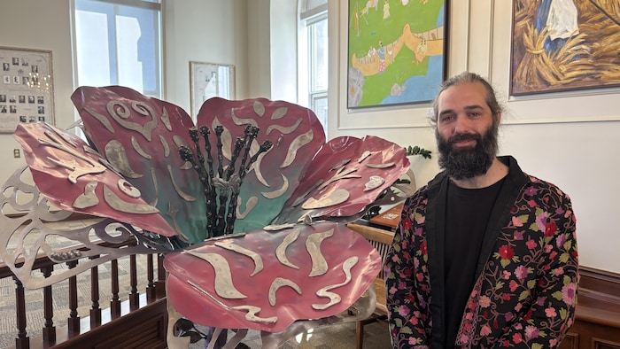Étienne Plante devant la fleur.