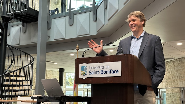 Étienne Rivard debout à la tribune.