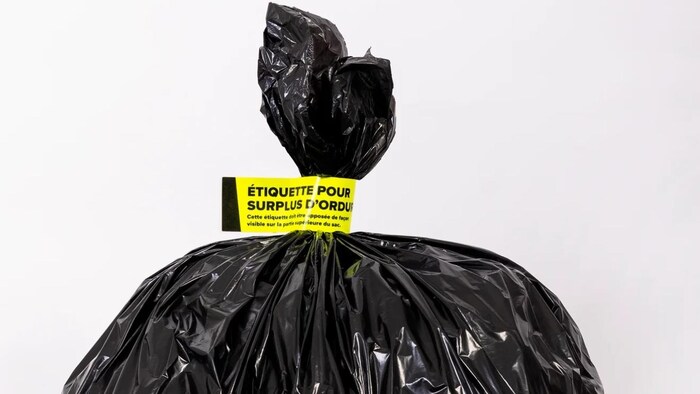Étiquette pour surplus d'ordures à la ville de Gatineau.
