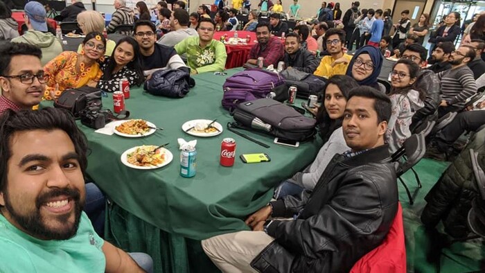 Une dizaine d'étudiants réunis autour d'une table.