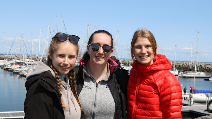Trois étudiantes en médecine devant le fleuve.