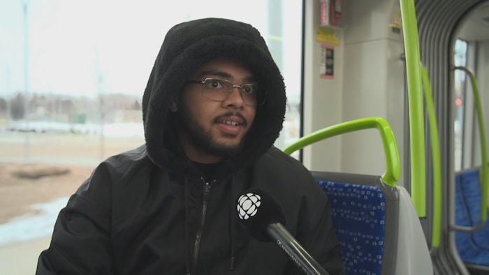 Un étudiant d'Edmonton parle de la violence dans le train léger de la ligne Valley.