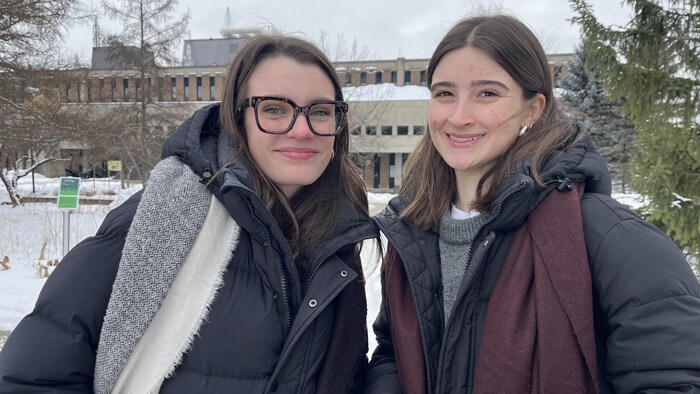 Les deux étudiantes posent devant le cégep.