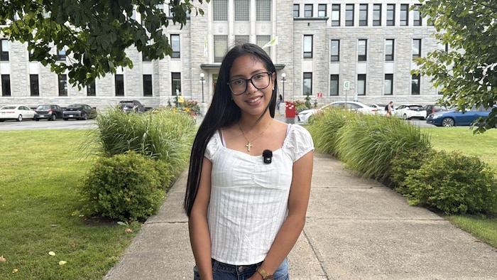 Brianna Michelle Romera Paredes devant le Cégep de Victoriaville. 