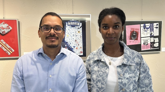 Deux étudiants côte à côte.